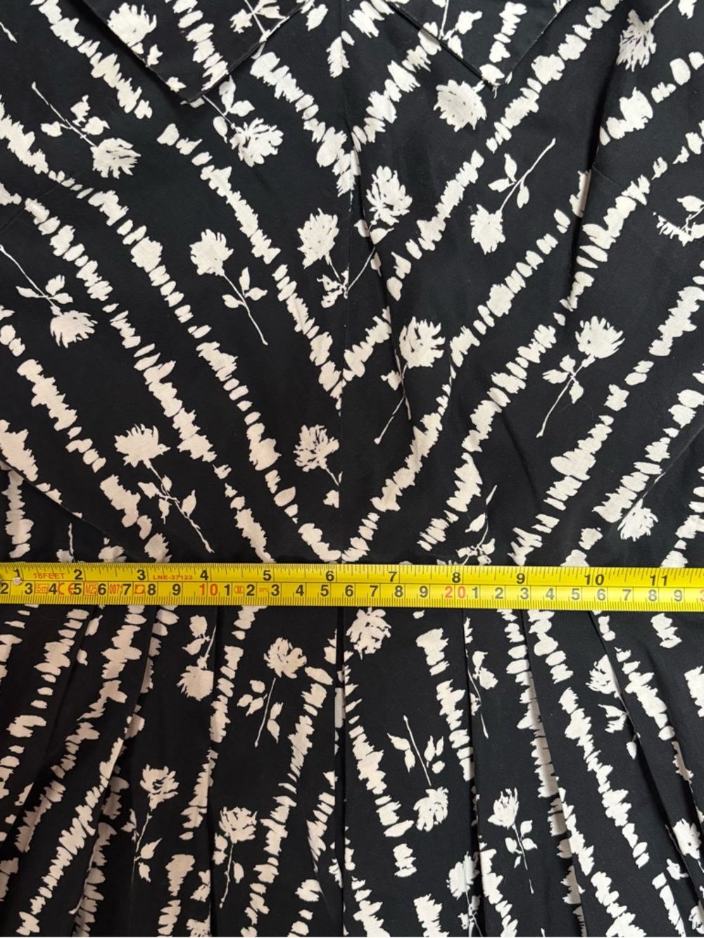 Black & white floral 60s handmade dress with a V-neckline and sweet Peter Pan - Picture 4 of 9